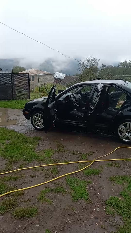 2000 model 2.0 motorlu benzinli araç - 2,600₾