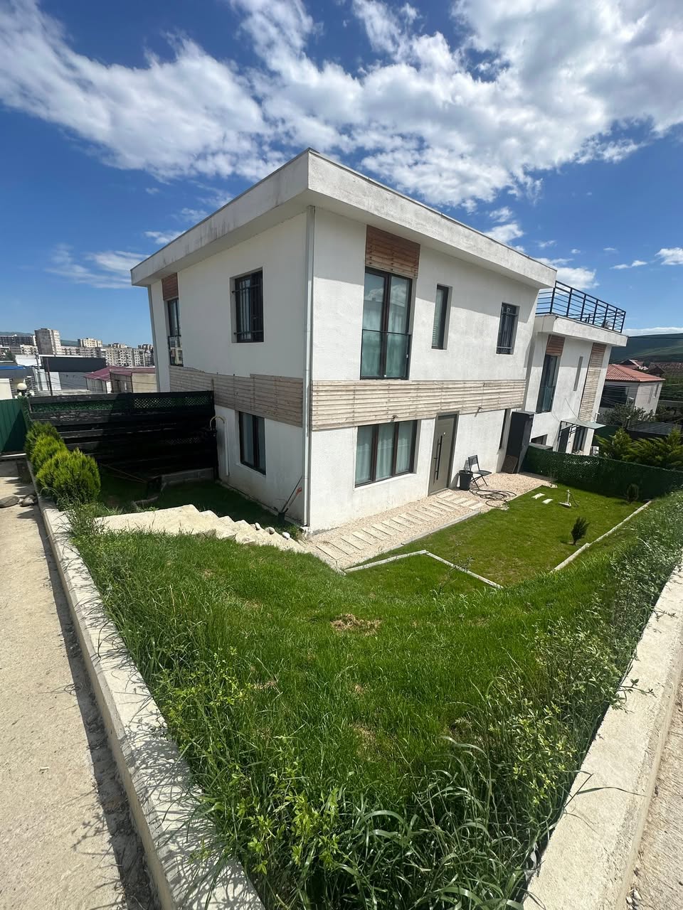 Ev büyük Dighomi'de, 2 kat, bahçe