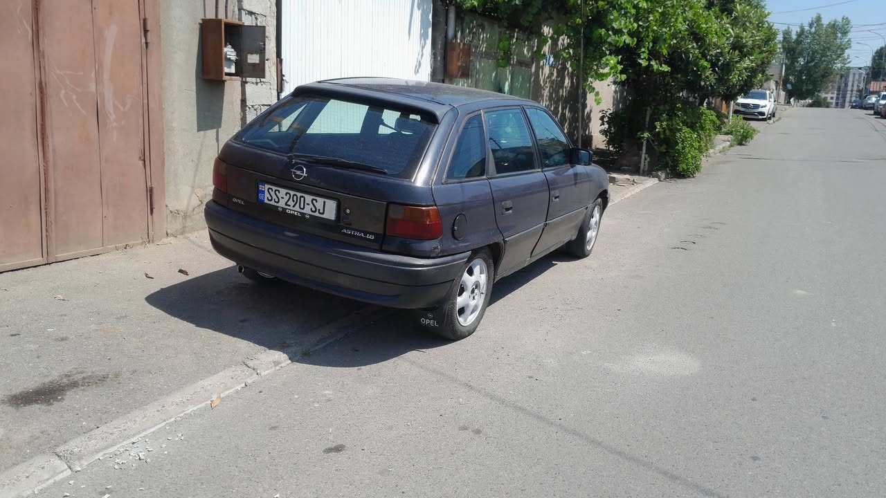 Продается Опель Астра бензин, 1996 года, 1.6. Стоимость — 2,500₾