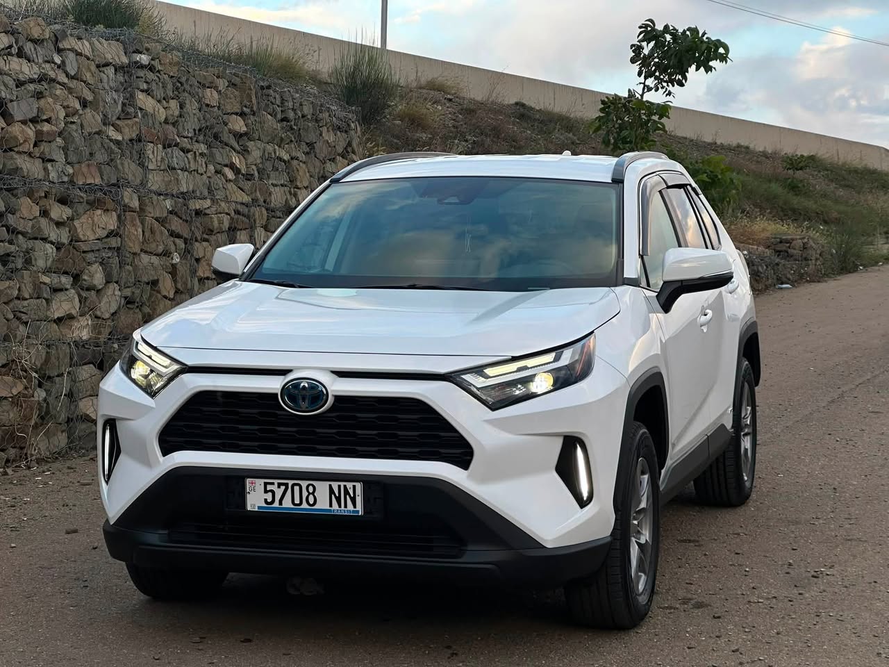 იყიდება toyota RAV-4 hybrid წელი:2024 გარბენი:38.200 — 23,300$