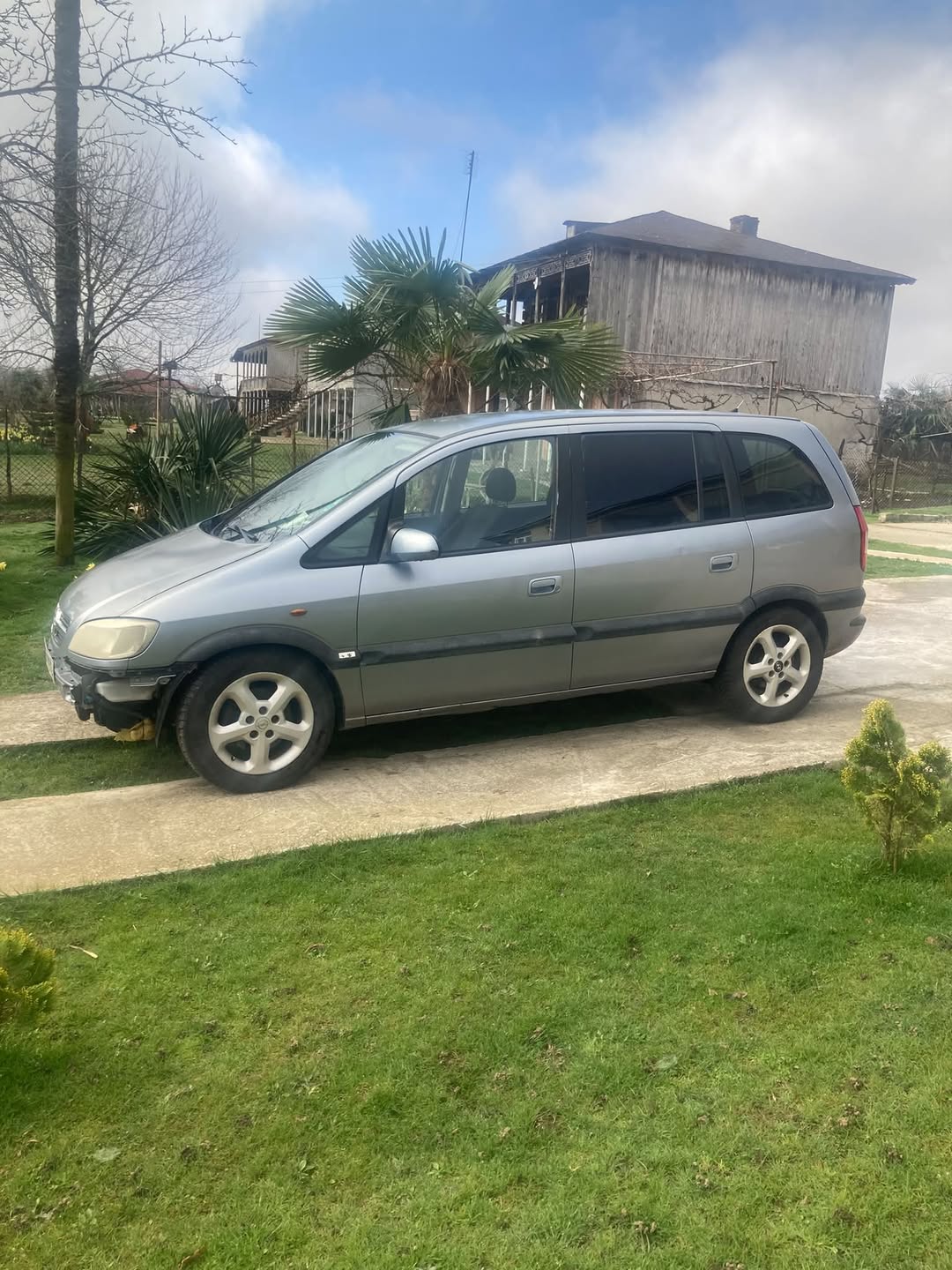 Վաճառվում է Opel Zafira 2.2 դիզել մեքենա գրանցված