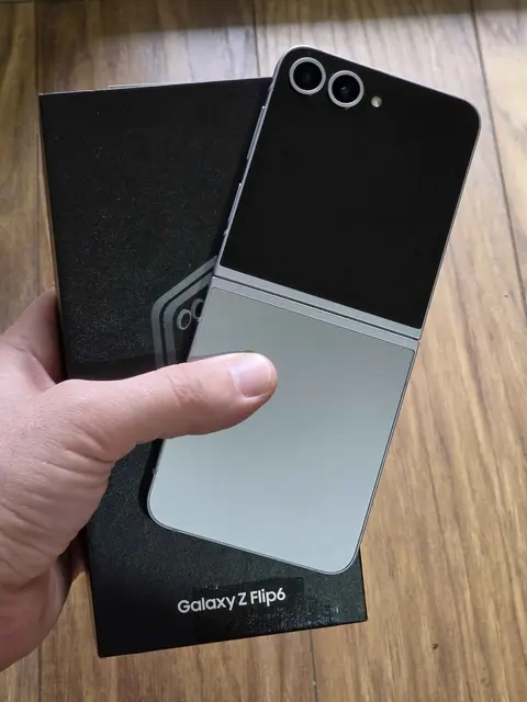 Samsung Galaxy Z Flip 6, ყუთით და დამტენით