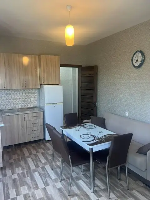 Satılır mənzil, Qütbəy
