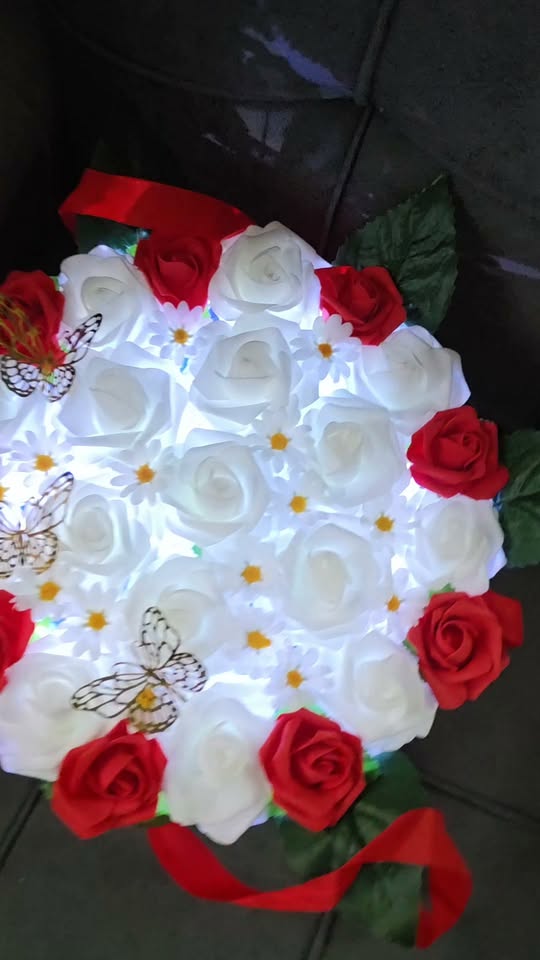 El yapımı gül motifli LED aydınlatmalı tayguş