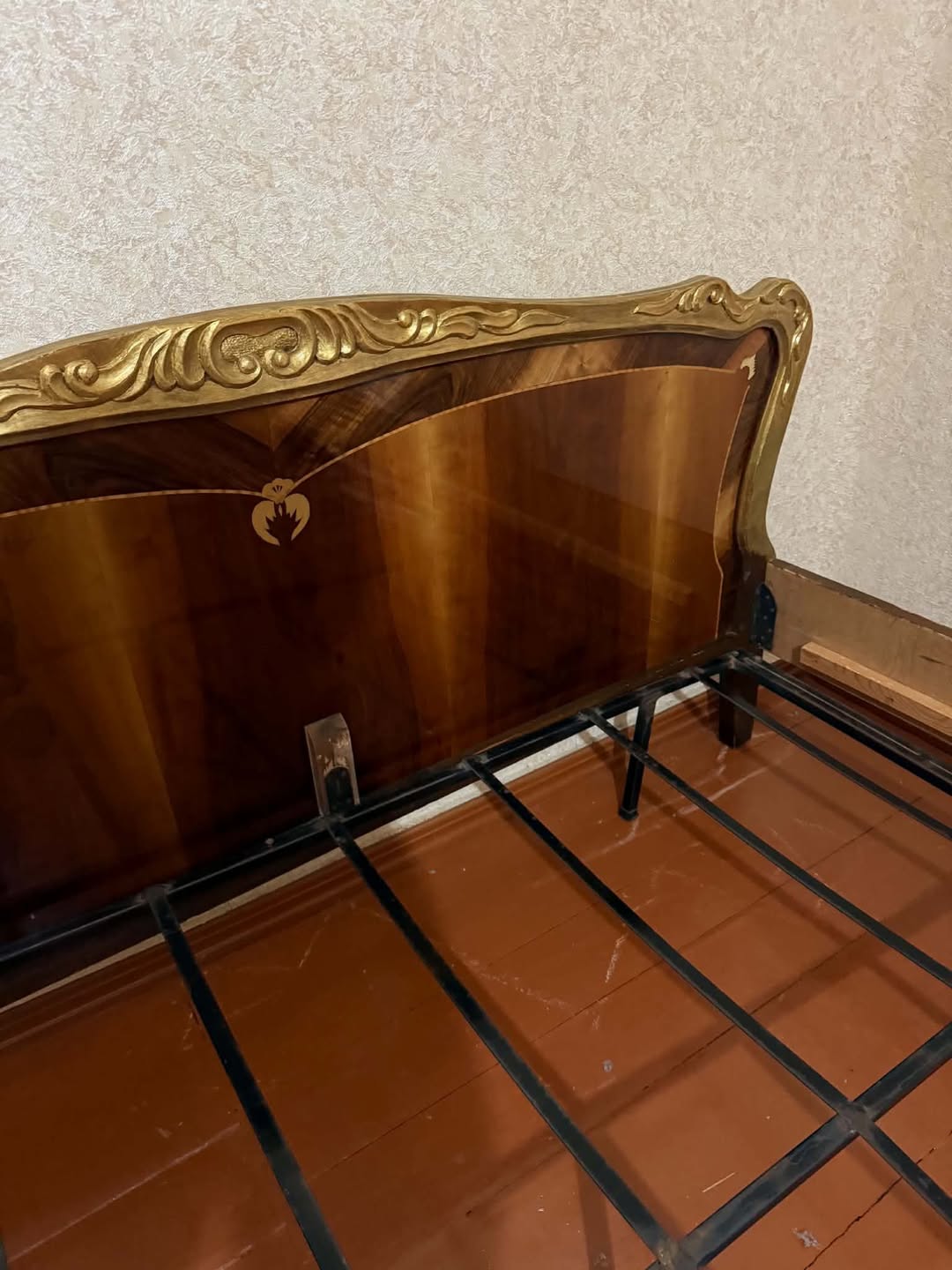An old wooden double bed is for sale. Metal - 200₾