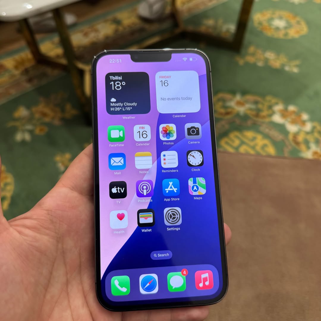 iPhone, batareya 77%, USB kabeli ilə