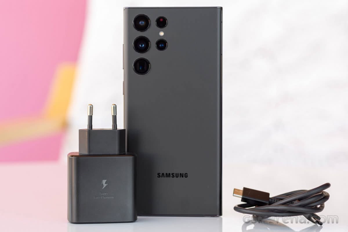 იყიდება S22 Ultra 12/256 Snap 8Gen — 900$