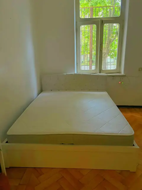 Tam bir iki kişilik kanepe, başlık bölümü vardır — 800₾