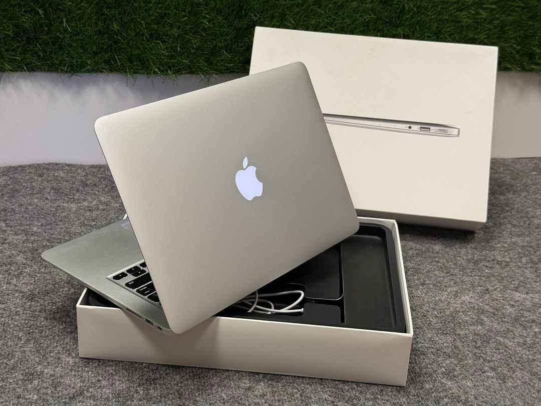MacBook yaxşı vəziyyətdədir. Ram 8