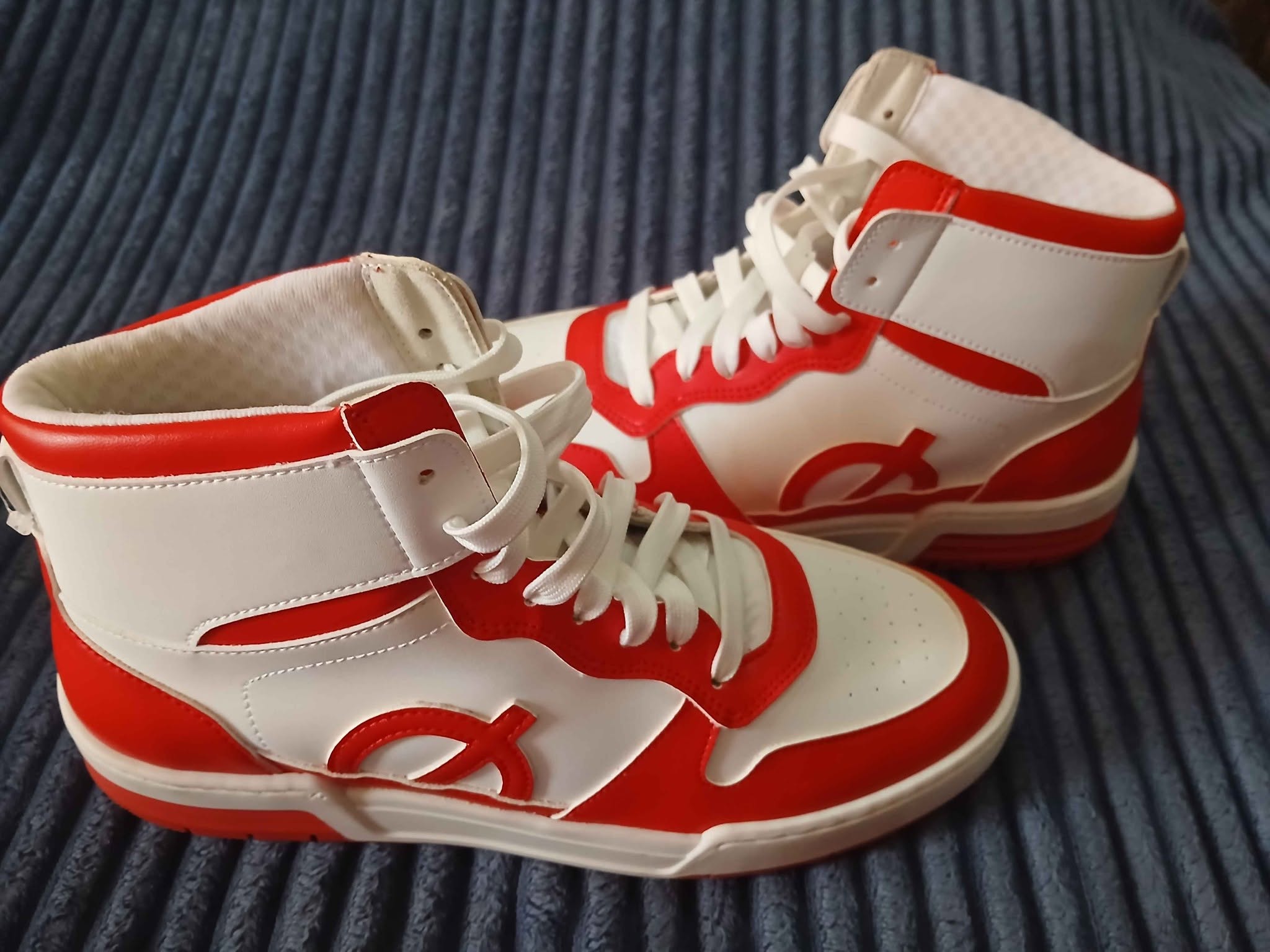 Kırmızı ve beyaz yüksek top sneakerler, Portekizce