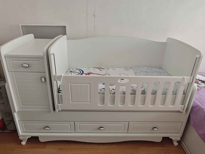 Children's convertible crib with mattress