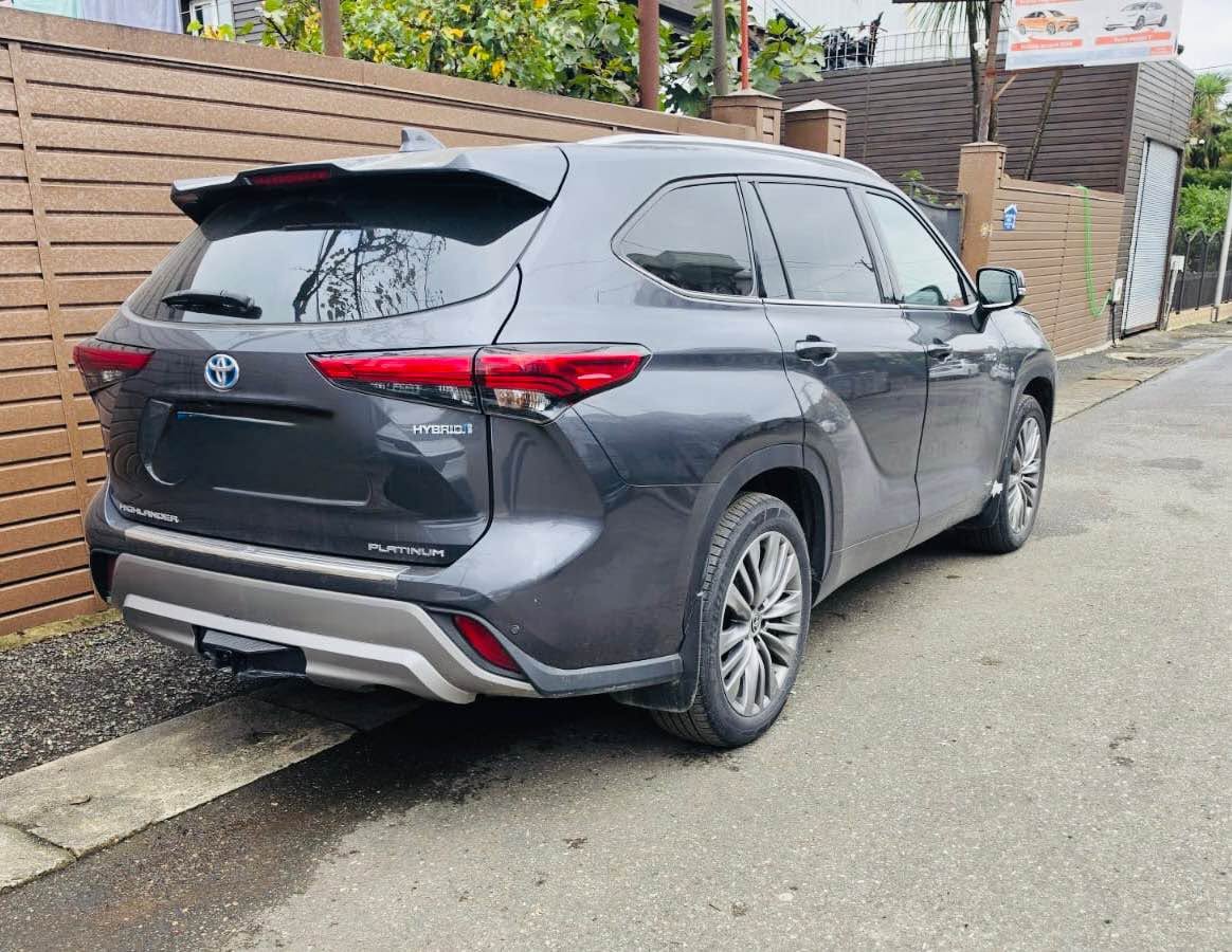 Toyota Highlander 2021 — $34,000