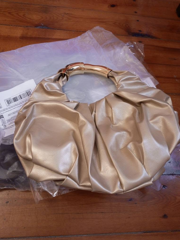 Yeni qızılı çanta, paketdə