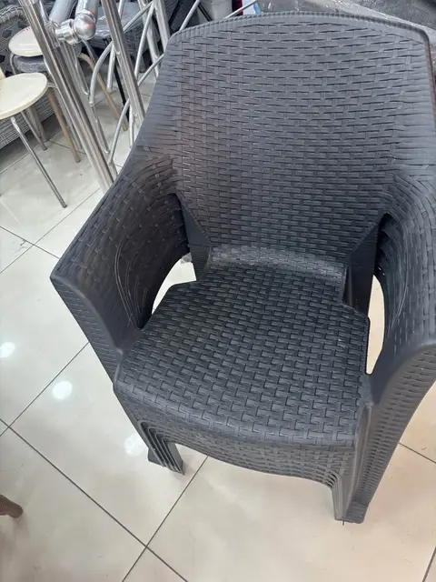Plastik rattan sandalye, siyah