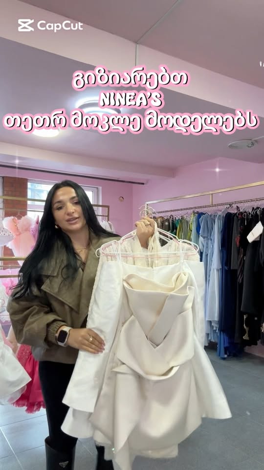 Ninea'nın kısa beyaz elbisesi