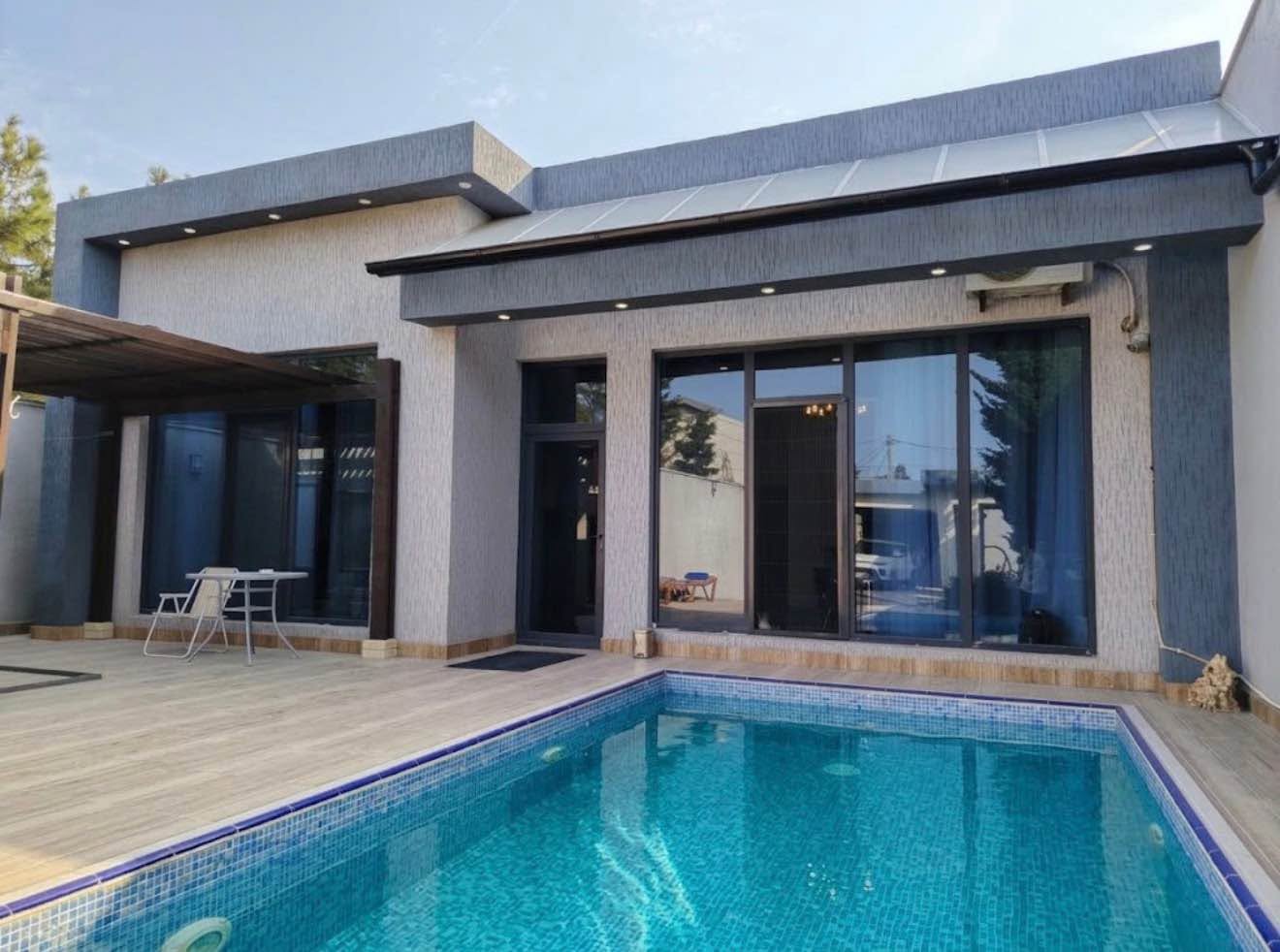 Bahçeli villa, havuzlu, 3 yatak odası
