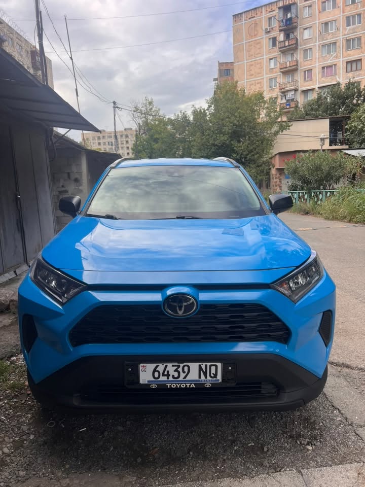 Toyota RAV4 2021 — 12,000$