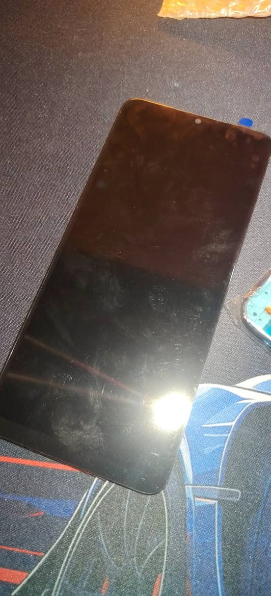 A32'nin LCD ekranı ve şarj aleti - 20₾