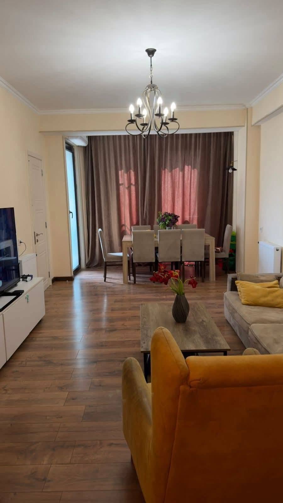 Продаётся 3-комнатная квартира с отдельной кухней, метро — 145,000$