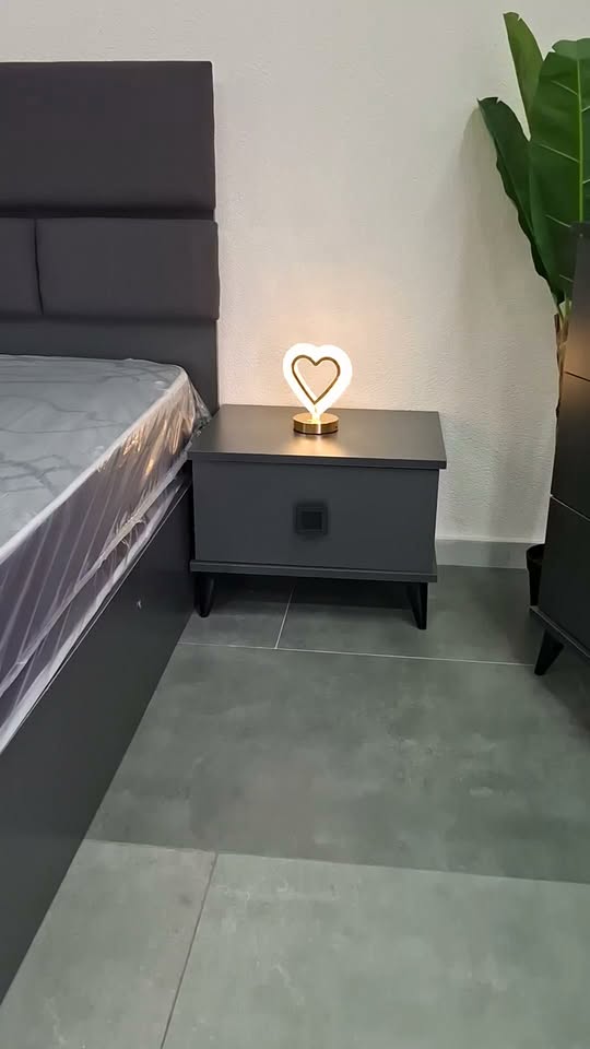 Gecə masası lampası ilə, tünd boz