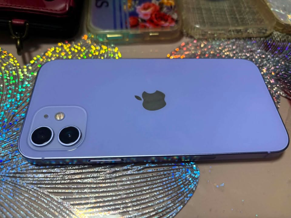 Hello, I'm selling an iPhone 12 in ideal condition