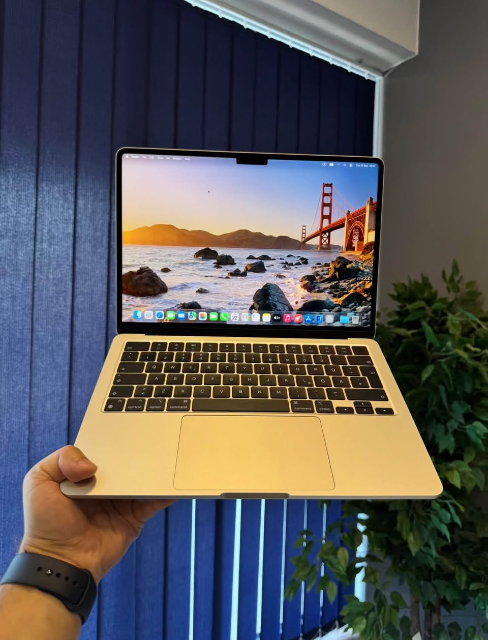MacBook Air M3 Starlight მსუბუქი, თხელი,