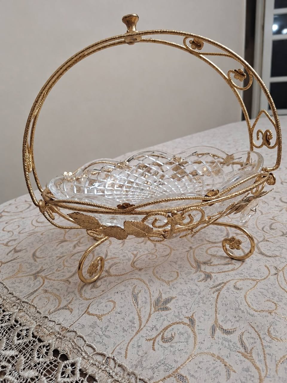 Crystal bowl on gold metal stand