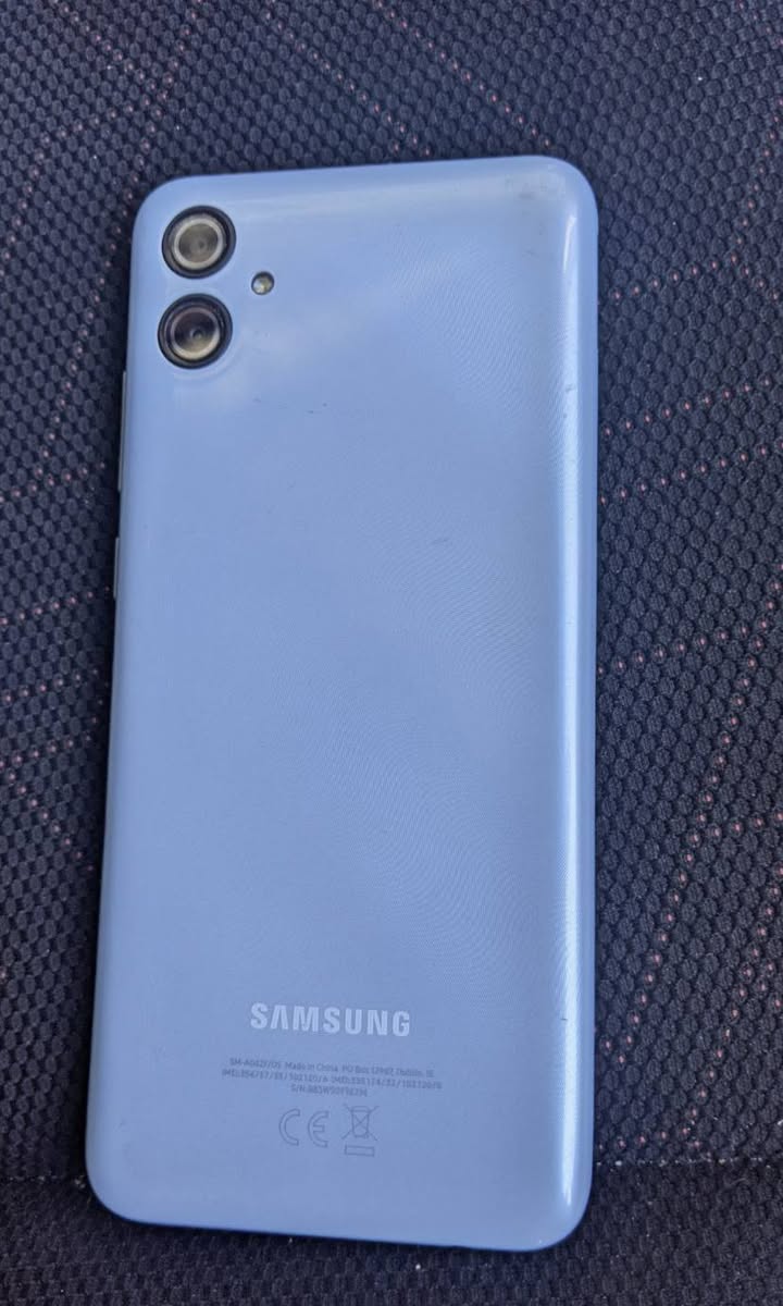 იყიდება samaung galaxy a04e ტელეფონი არის — 85₾