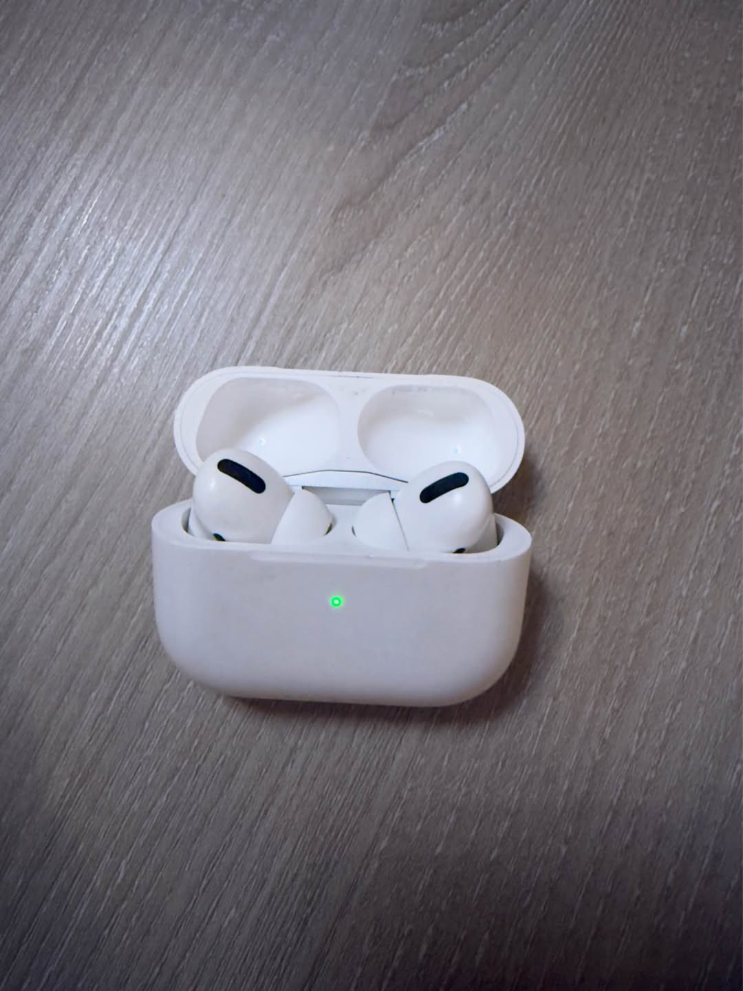 Apple AirPods Pro 1st generation, right one damaged