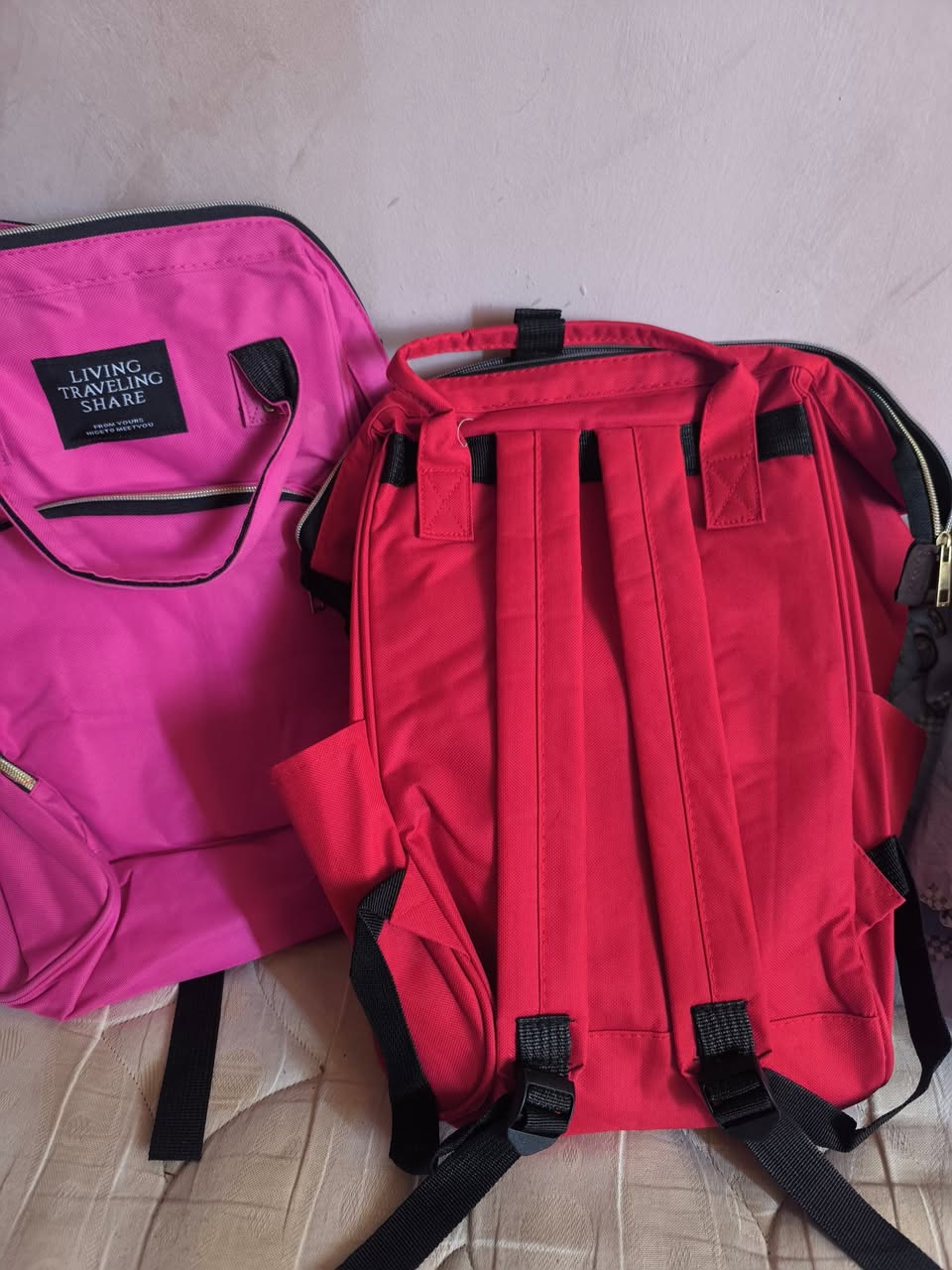 Sırt çantaları, pembe ve kırmızı