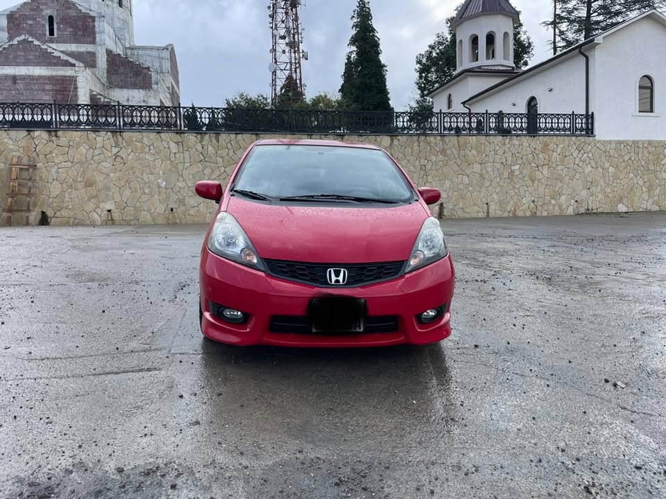 Продаётся 2012 год американский Honda Fit, машина