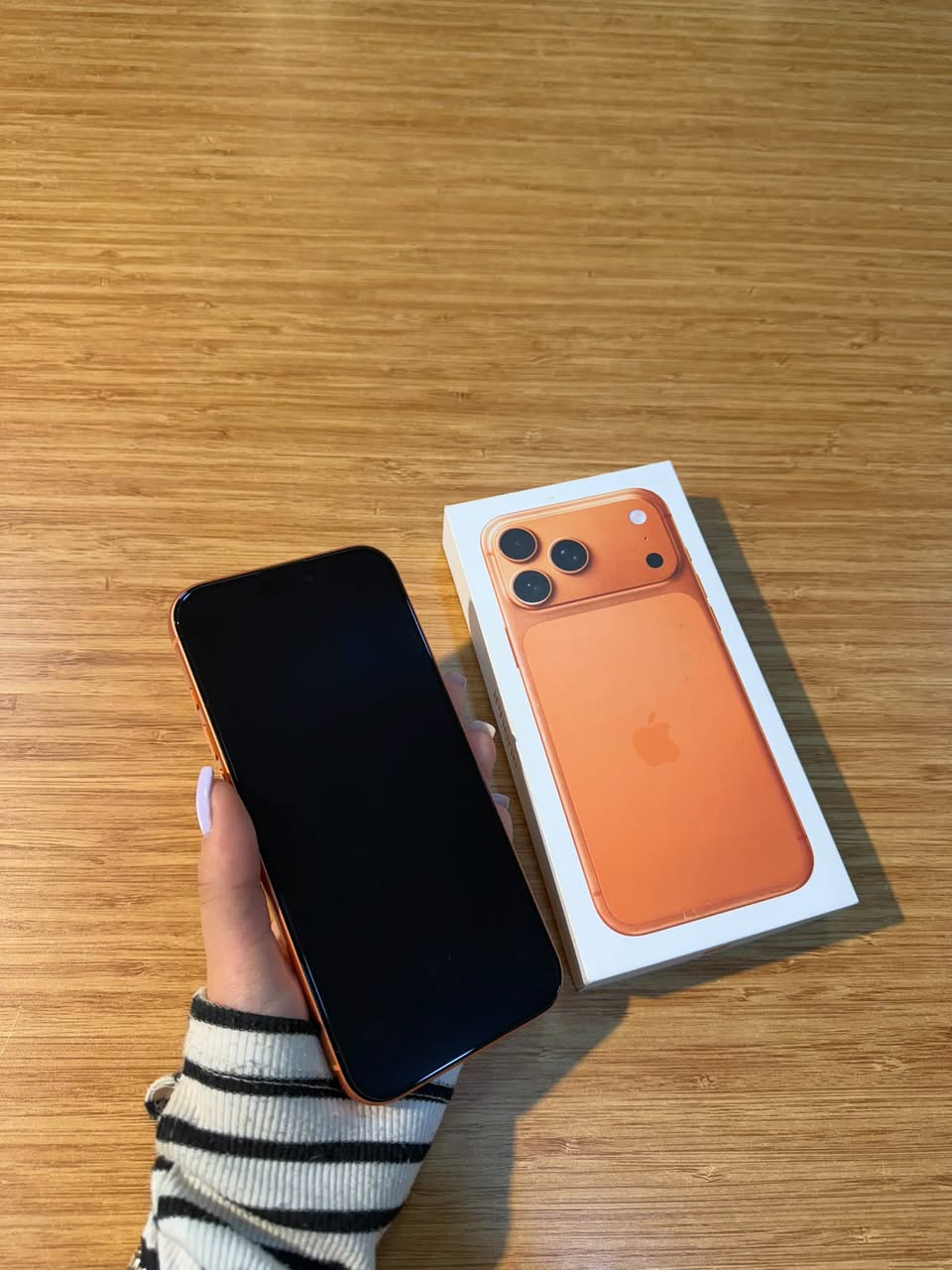 Ифон 17 про max красный 512 за 420 000 rublei