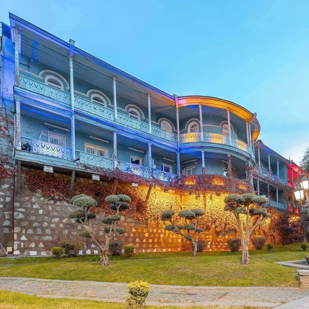 485 м² otel köhnə Tiflisdə satılır