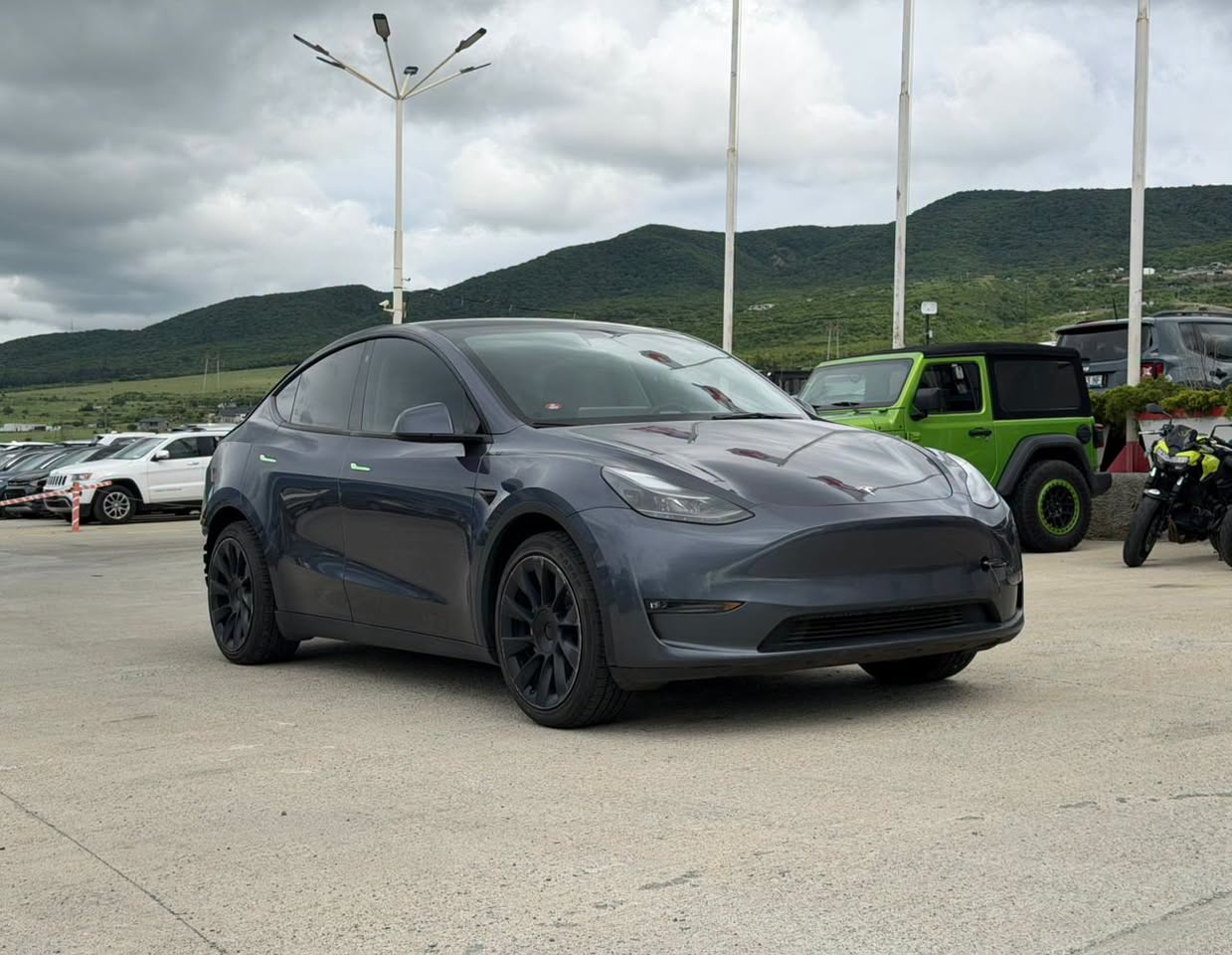 Tesla Model Y 2023 — 17,500$
