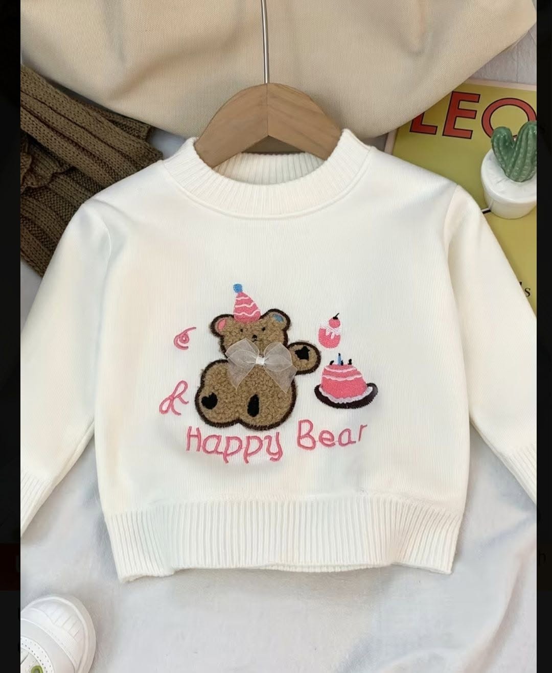 Children's white sweatshirt with bear embroidery