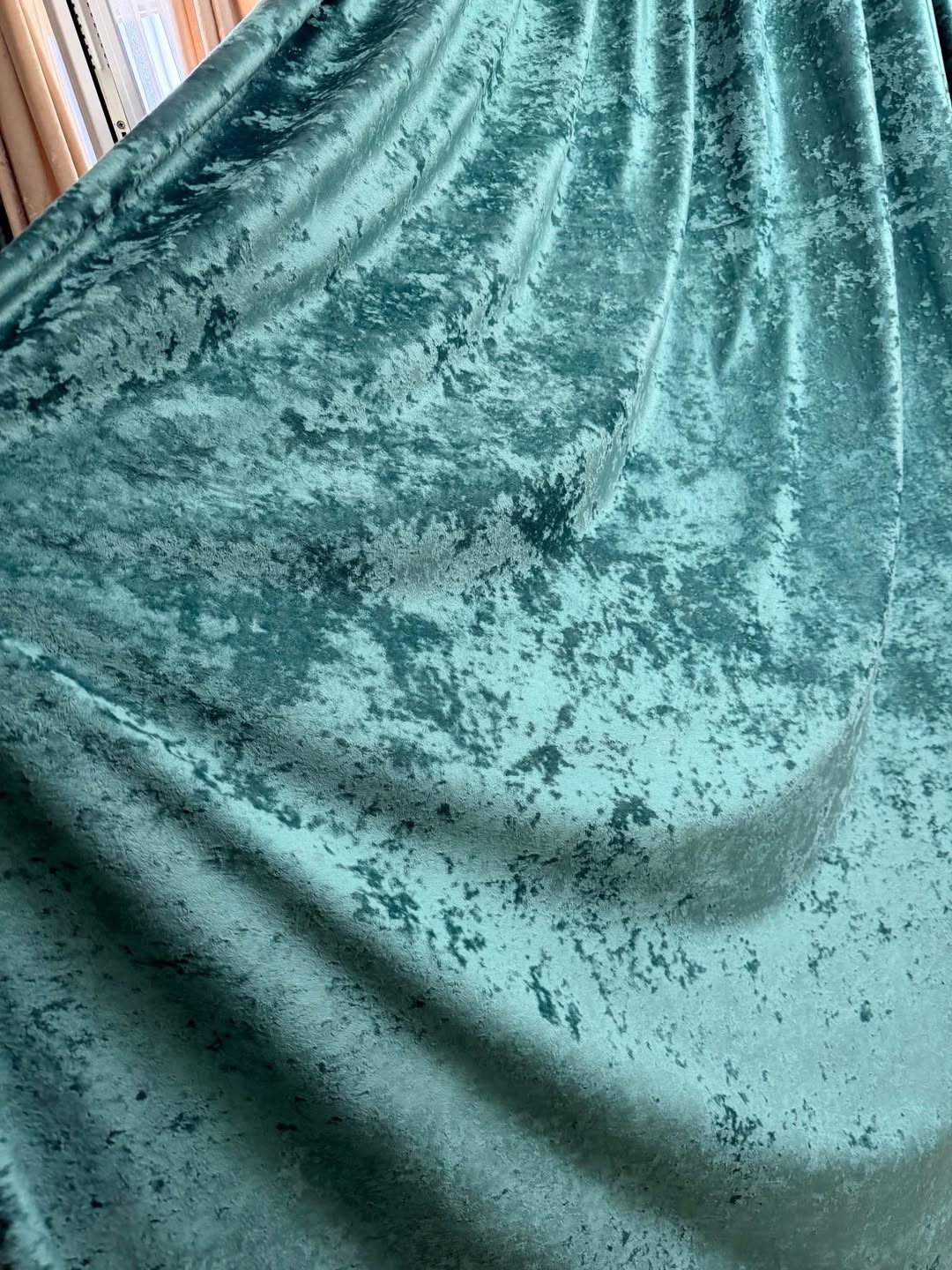 Yeni perdeler iki pencere için