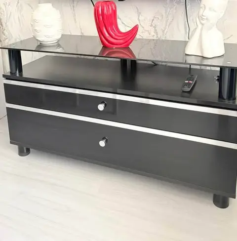 Qara TV altlığı, şüşəli üst