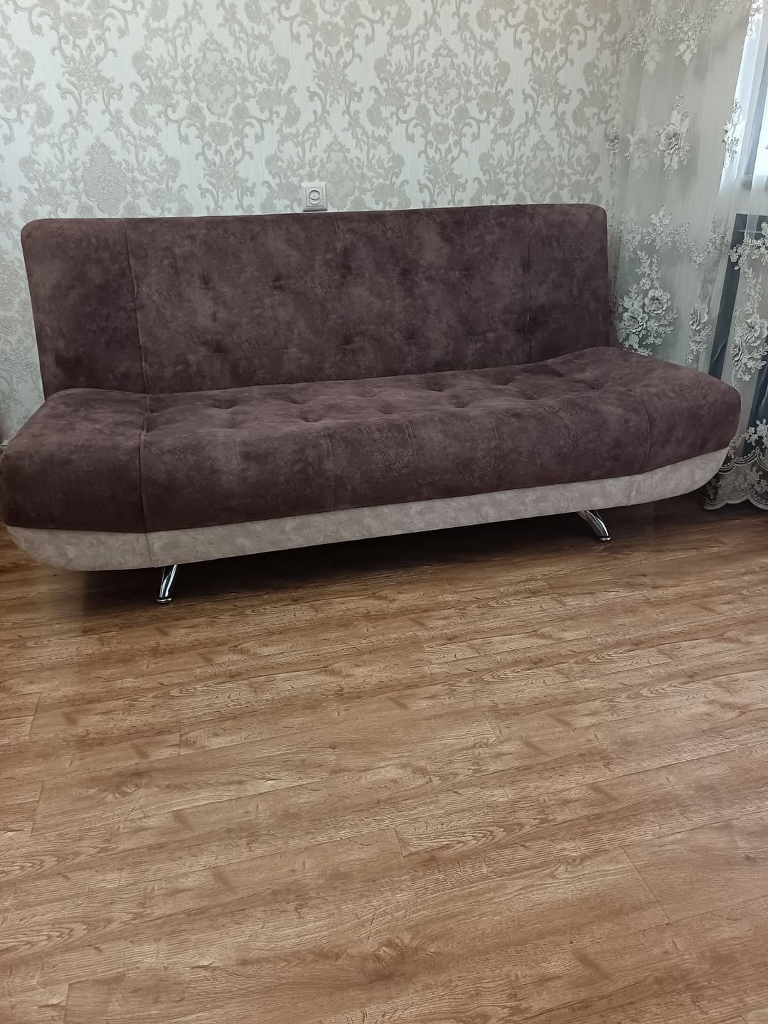 Kahverengi kadife kanepe