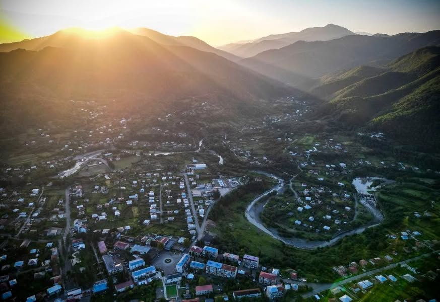 ვაშენებ სახლსს,ვასხამ სტიაშკას,ვლესავ.ვაგებ მეტლახს.ვასრულებ სამალიარ…