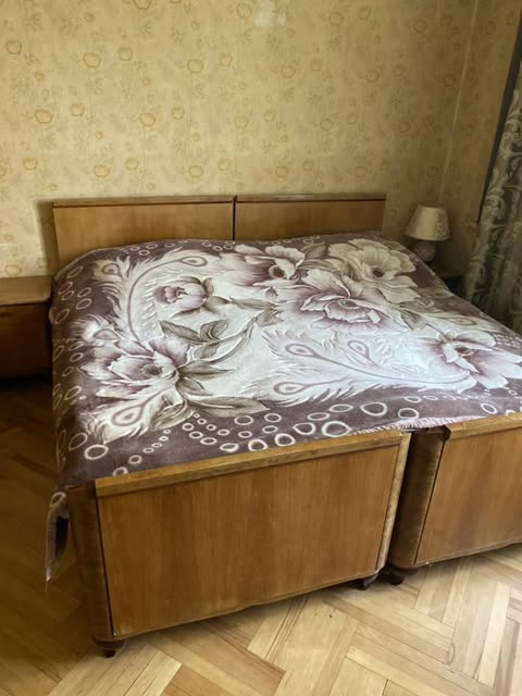 Продаётся кровать из семьи. Массивная древесина. Очень
