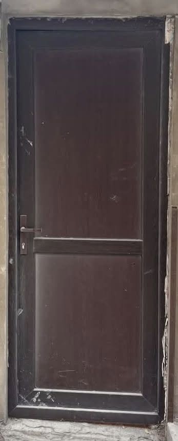 Avro qapı (90x217) - 50,000 dram. Artaşatda satılır.