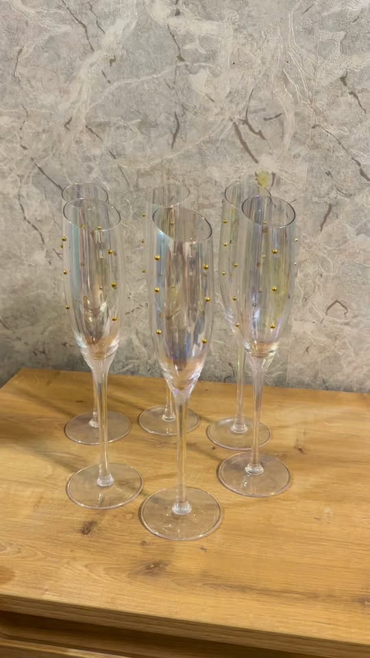 Champagne glasses with golden dots
