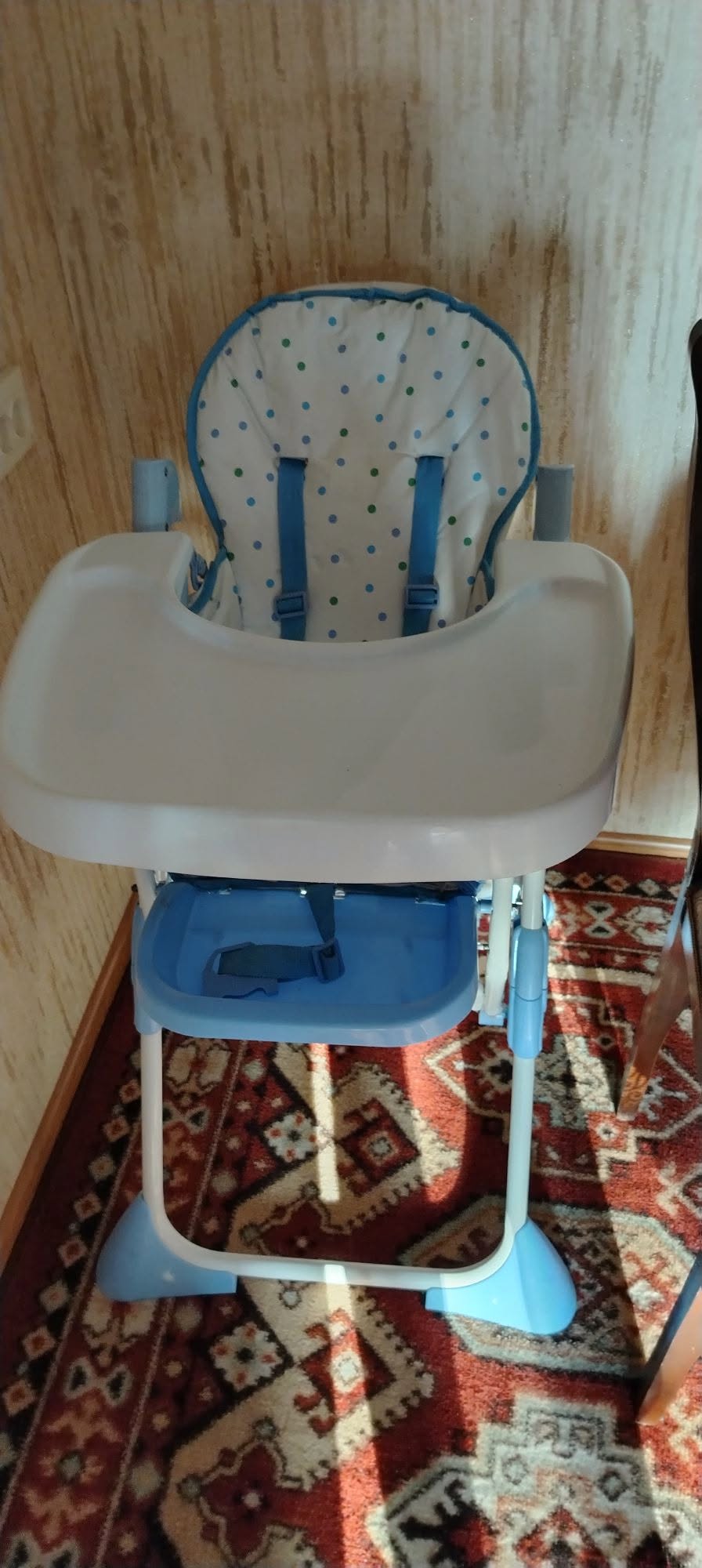 Uşaq stulu masa satılır.50 lari.Qutaisi şəhərində.