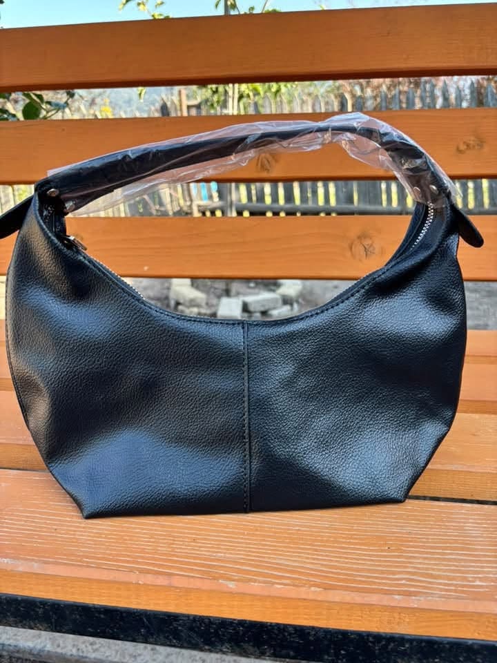 Երկու պայուսակն էլ միասին 35 լարի արժեք ունեն