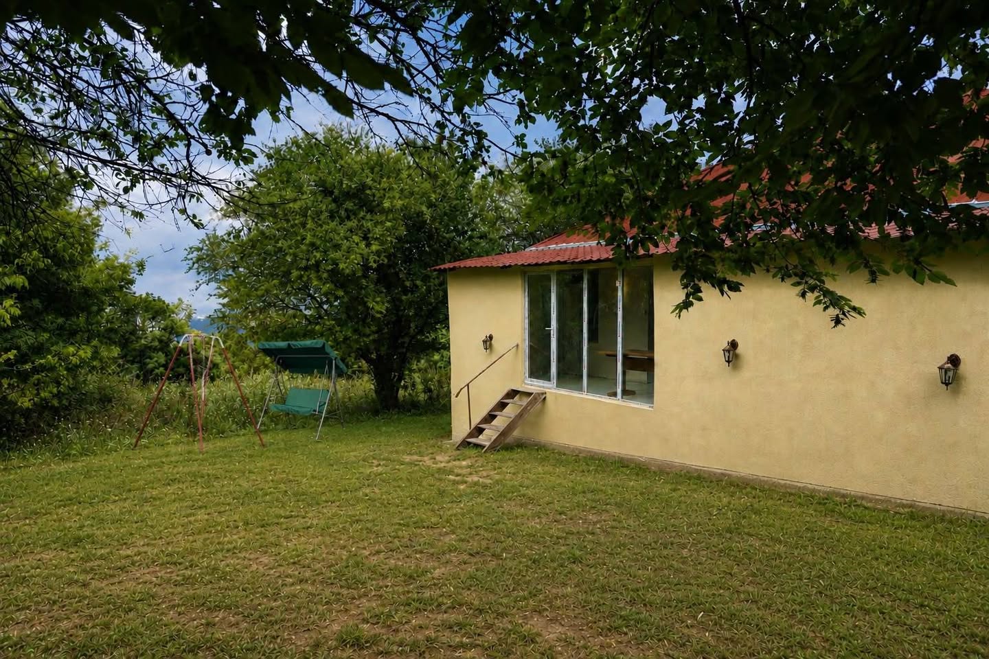 Ev, Tiflis — $600