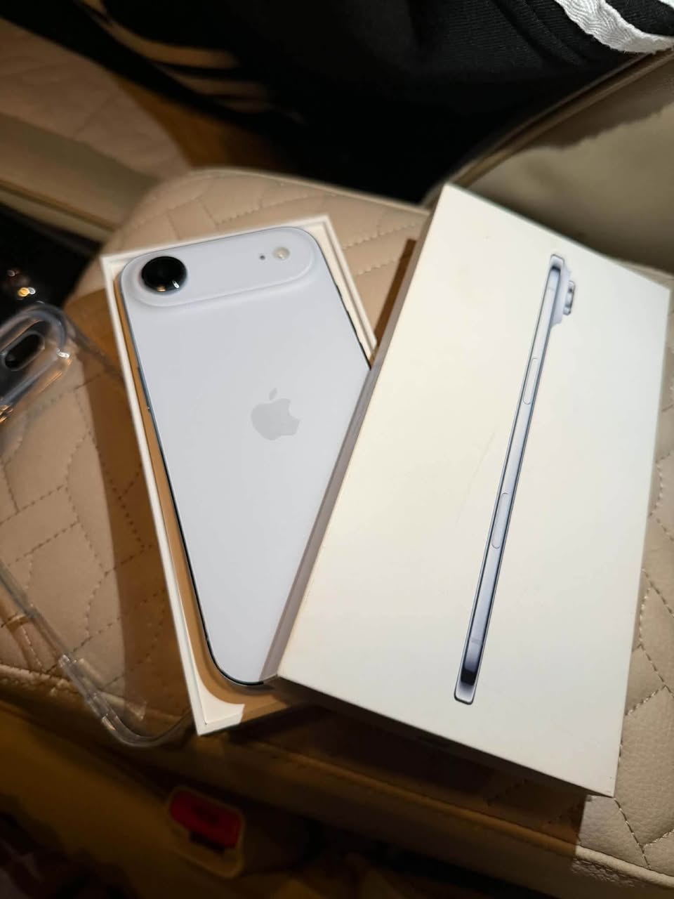 iPhone 17 Air 256 ГБ, элемент 97%