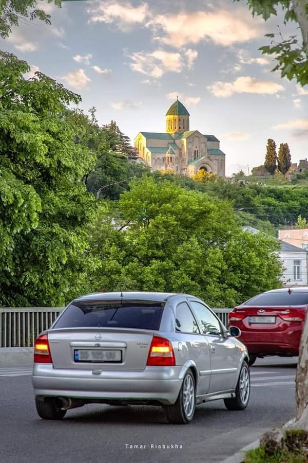 Ես ա51 հեռախոսը վաճառում եմ 350 լարի դիմաց: