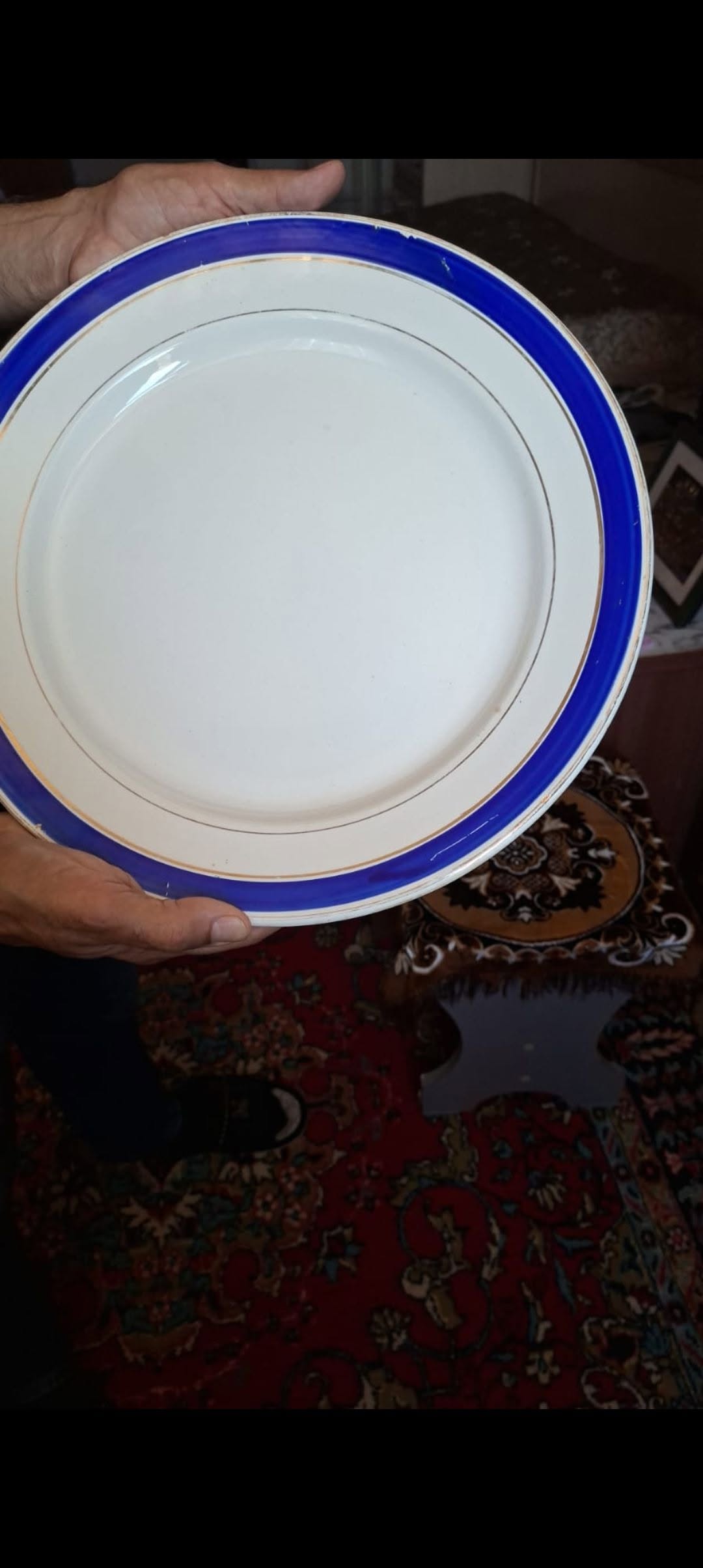 Կապույտ եզրերով մեծ աման
