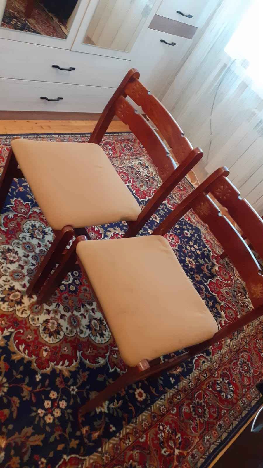 İki ağac stul, bej oturacaq