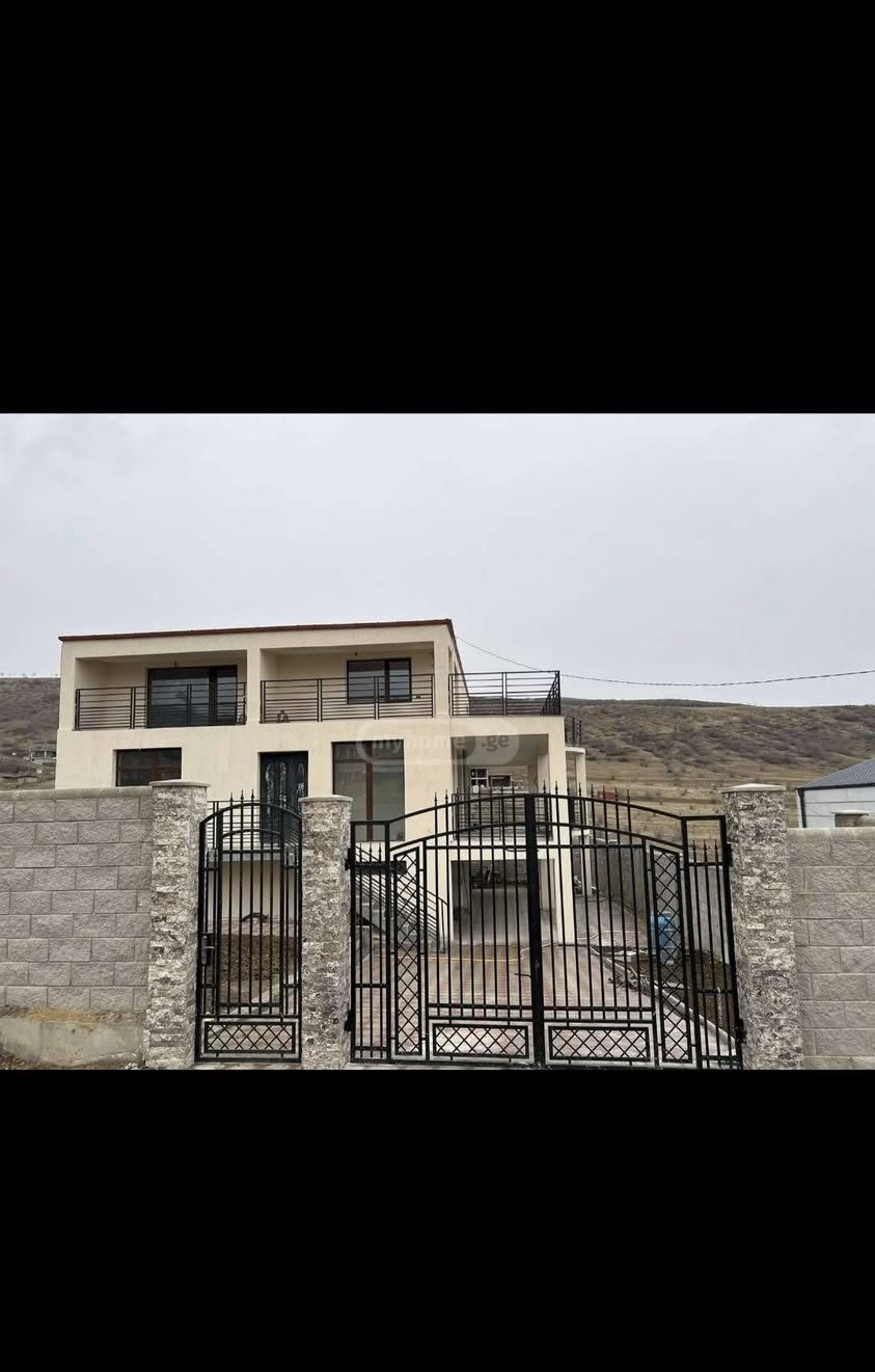 Lisi Gölü yakınlarında 3 katlı özel ev satılık — 400,000$